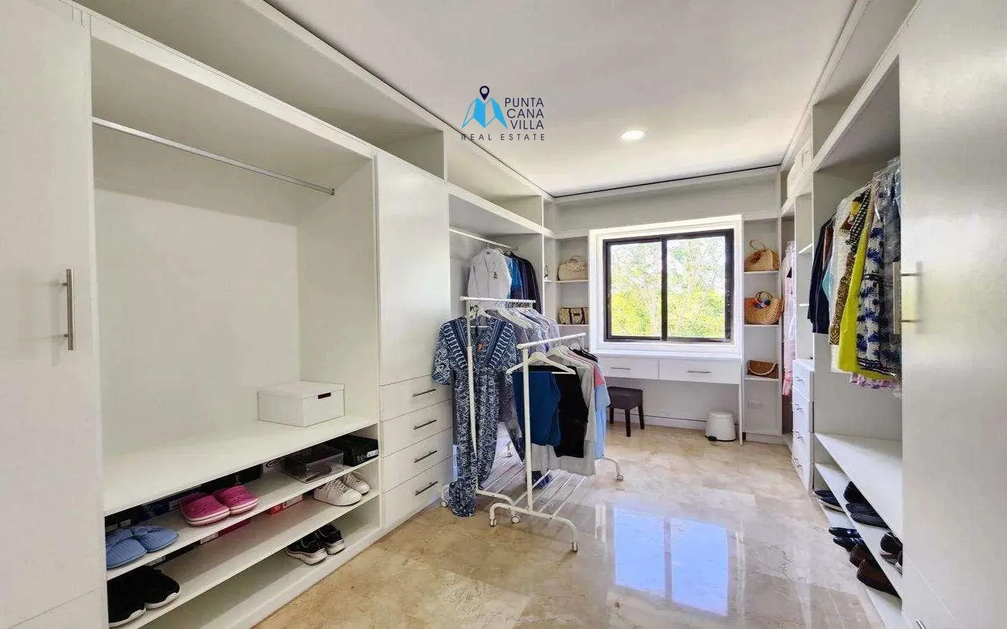 Luxury five bedroom villa for sale in Punta Cana Village ()