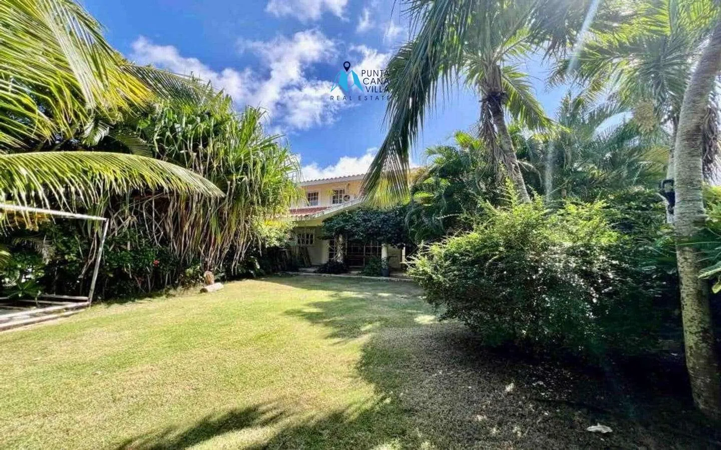Three Bedroom Duplex Villa For Sale In Cocotal With Maids Room ()