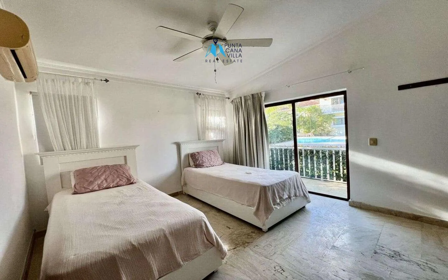 Cocotal: Amplia Villa de Tres Dormitorios en Venta con Hermosa Vista al Campo de Golf