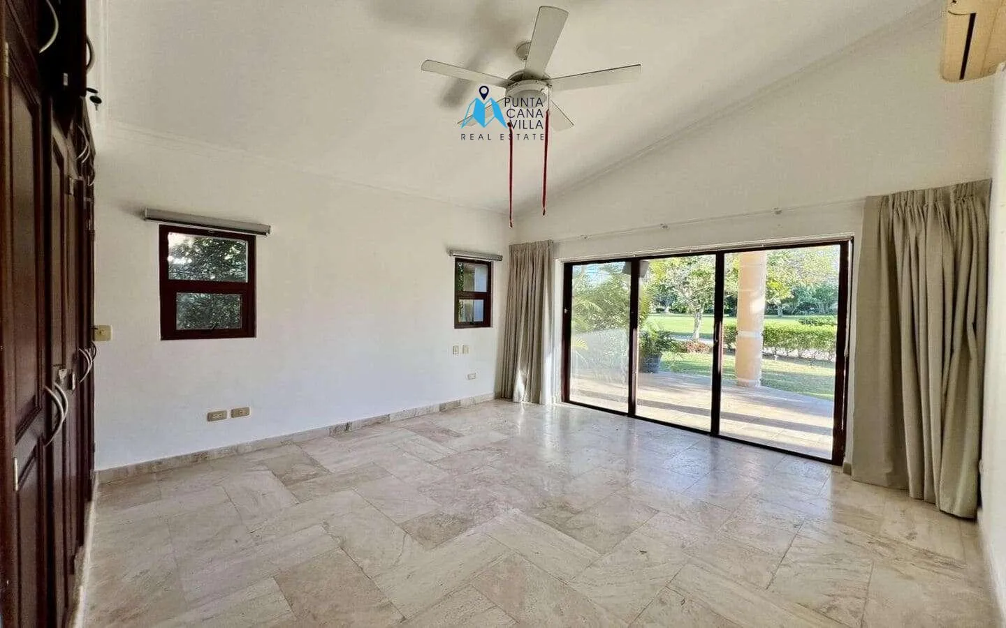 Cocotal: Amplia Villa de Tres Dormitorios en Venta con Hermosa Vista al Campo de Golf