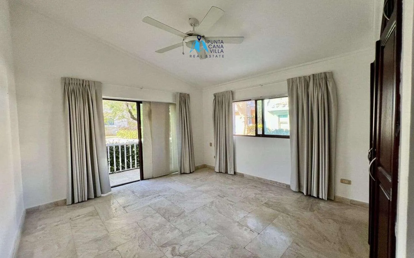 Cocotal: Amplia Villa de Tres Dormitorios en Venta con Hermosa Vista al Campo de Golf