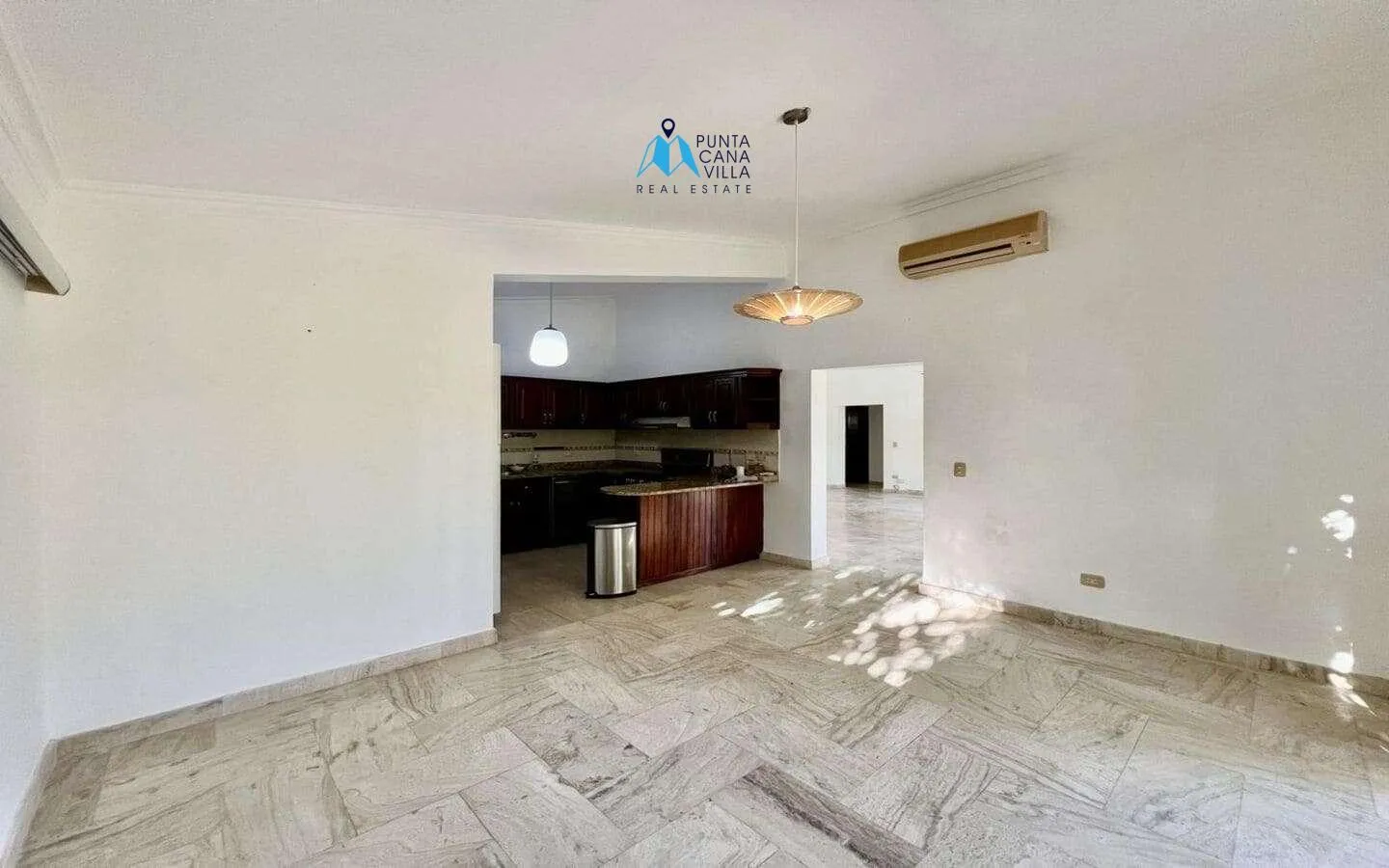 Cocotal: Amplia Villa de Tres Dormitorios en Venta con Hermosa Vista al Campo de Golf