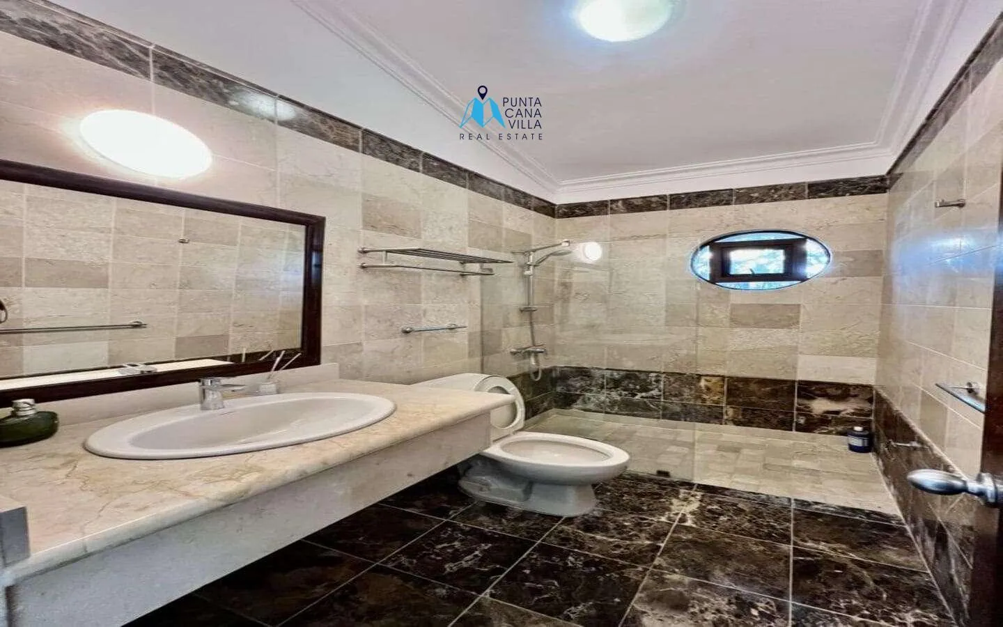 Cocotal: Amplia Villa de Tres Dormitorios en Venta con Hermosa Vista al Campo de Golf