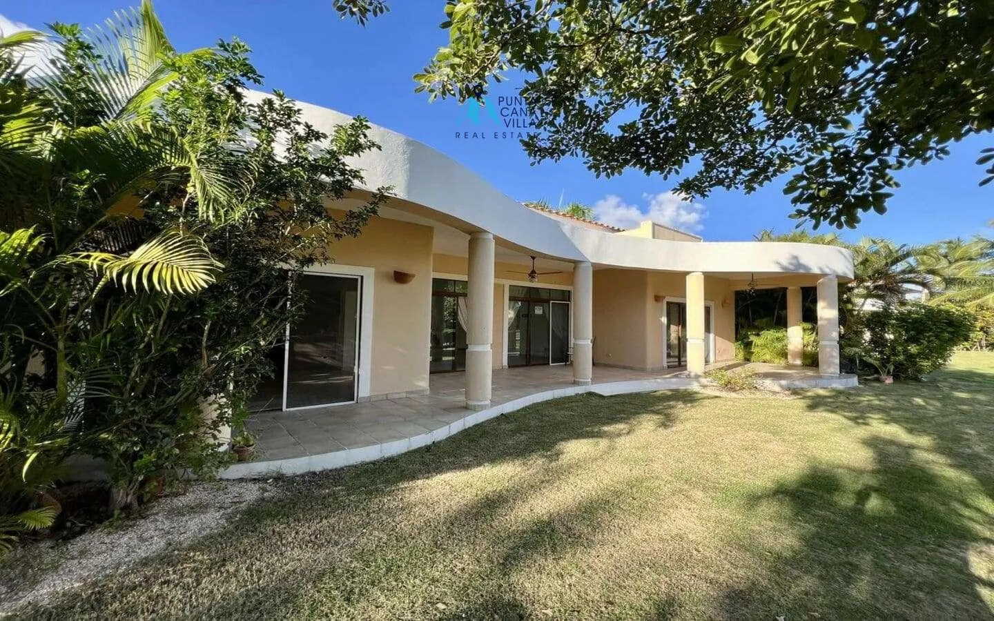 Cocotal: Amplia Villa de Tres Dormitorios en Venta con Hermosa Vista al Campo de Golf