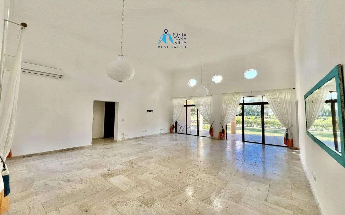 Cocotal: Amplia Villa de Tres Dormitorios en Venta con Hermosa Vista al Campo de Golf