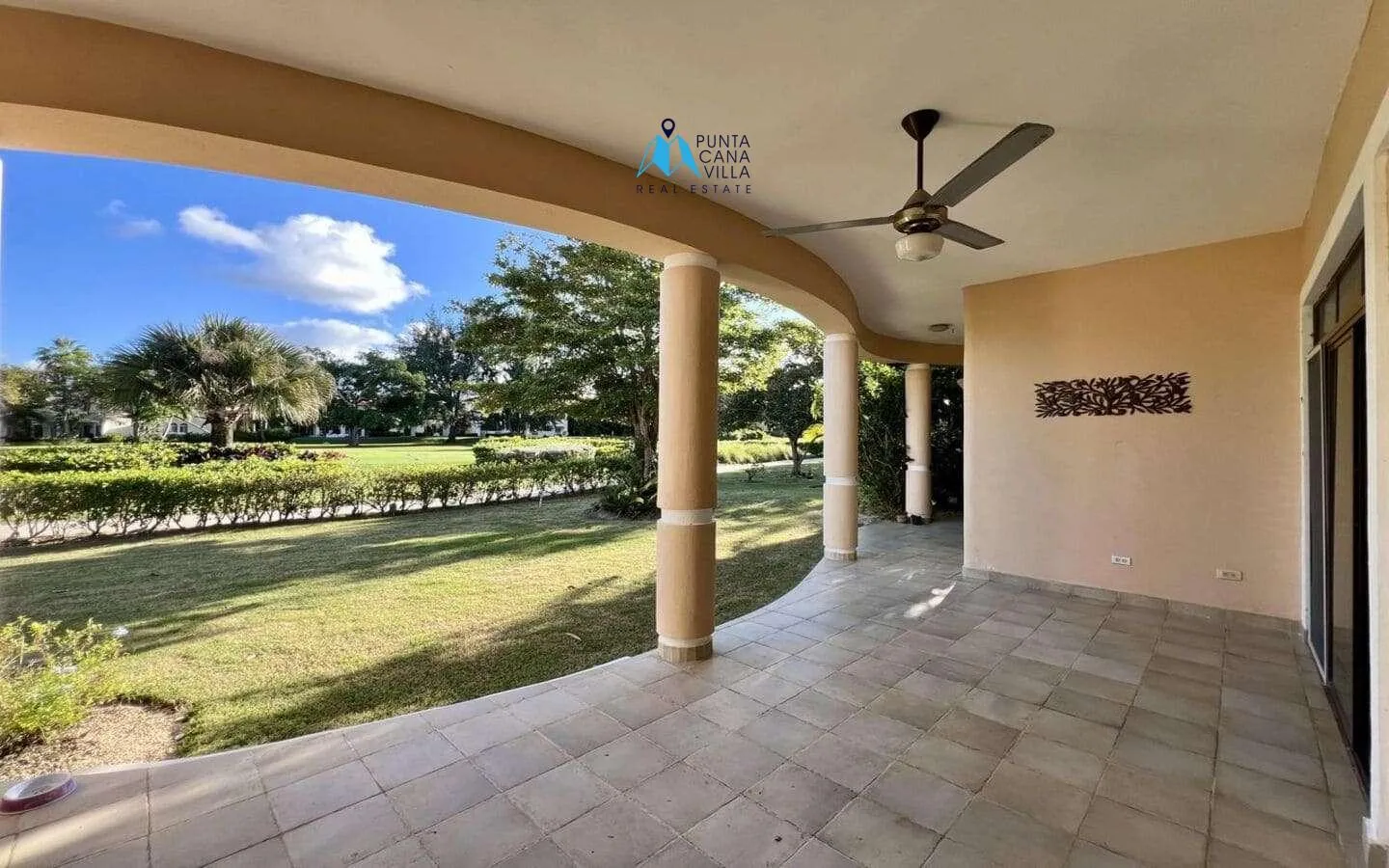 Cocotal: Amplia Villa de Tres Dormitorios en Venta con Hermosa Vista al Campo de Golf