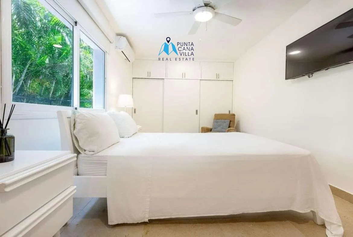 Cocotal Modern Five Bedroom Villa For Sale In Bavaro ()