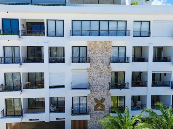 Moderno apartamento de 2 dormitorios en Blue Palms, en Ciudad Las Canas, Cap Cana, con balcón privado y exuberantes vistas al jardín.