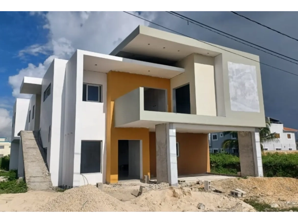 Maison moderne de 6 chambres en triplex à Bavaro Punta Cana avec piscine privée, balcons et double abri auto.