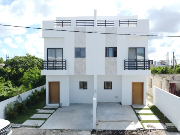 Peony Residences Bavaro casa duplex en venta con dos habitaciones, piscina privada, terraza en la azotea y estacionamiento en comunidad cerrada cerca de Playa Bibijagua
