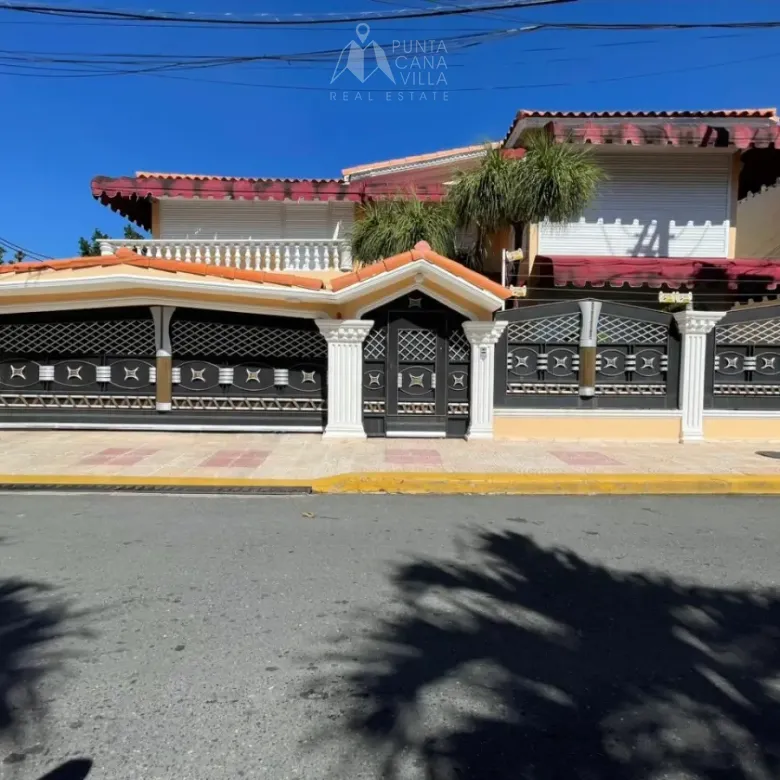 Respaldo Los Tres Ojos Four Bedroom House for sale in Santo Domingo with private pool and solar panels.