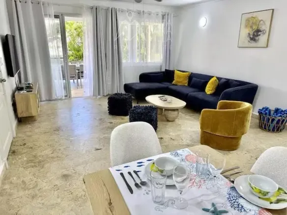 Apartamento de 3 habitaciones en venta en Playa Turquesa, Los Corales, Punta Cana, frente al mar con terraza y piscina